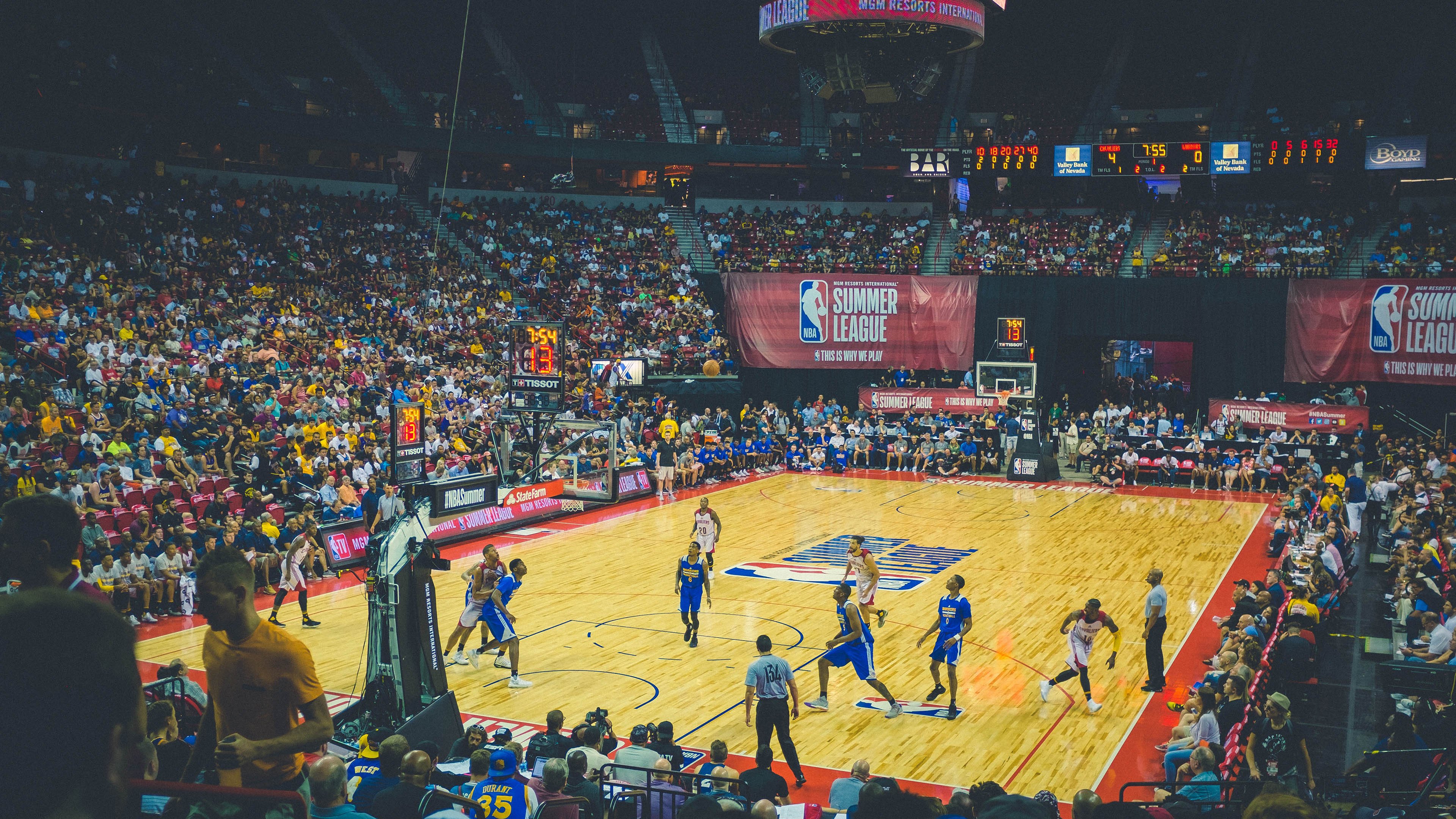 橙衣风暴席卷格子军，凯恩德甲争冠夜上演王者归来